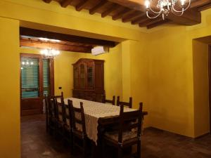 a dining room with a table and chairs and a chandelier at Villa Benedetti in Galleno
