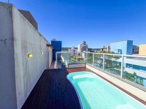 un jacuzzi en el balcón de un edificio en Recanto do Cardeal, en Bombas