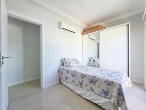 Un dormitorio pequeño con una cama y una ventana. en Recanto do Cardeal, en Bombas 22 fotos más