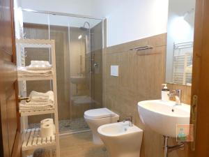 a bathroom with a toilet and a sink and a shower at Alloggio "a casa di Gió" in Tuscania