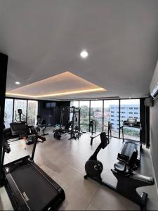 Fitness centrum a/nebo fitness zařízení v ubytování Cozy 1Bedroom