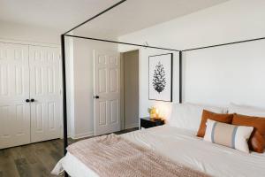 Ένα ή περισσότερα κρεβάτια σε δωμάτιο στο "Morning View 2" Cozy Modern Stay - College/Hiking