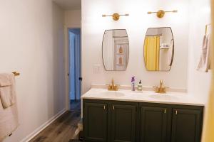 Ένα μπάνιο στο "Morning View 2" Cozy Modern Stay - College/Hiking +15 φωτογραφίες