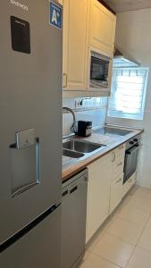 una cucina con frigorifero e lavello di Casa Ramos 3 ad Arrecife