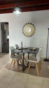 una sala da pranzo con tavolo e sedie neri di Casa Ramos 3 ad Arrecife