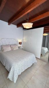 una camera da letto con un letto e un soffitto in legno di Casa Ramos 3 ad Arrecife