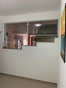 een kamer met een muur met een raam erin bij Casa Melissa in Ponta do Sol +17 foto's