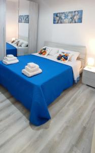 a bedroom with two beds with blue sheets at Dimora Mariflor in Anagni