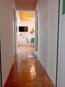 a hallway leading to a room with a table and chairs at Departamento nuevo, cerca de avenidas principales, Parking dentro in Toluca