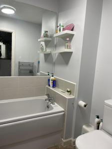ウォルヴァーハンプトンにあるWilsuel homestayの浴槽、洗面台、トイレを備えたバスルーム