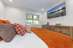 a bedroom with a large bed and a window at Lake Placid Lodge 126 in Whistler