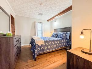 En eller flere senge i et værelse på Nashua -Queen beds - Mins to MHT - W/D in Unit -