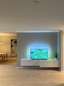 モルデにあるApartment in Moldeの壁に薄型テレビが取り付けられたリビングルーム