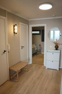 モルデにあるApartment in Moldeのリビングルーム(ベンチ付)、ベッドルーム1室