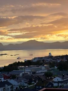 モルデにあるApartment in Moldeの夕日時の市街と海の景色