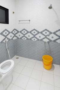 Koupelna v ubytování SAMPATH RESIDENCY + 63 fotografií