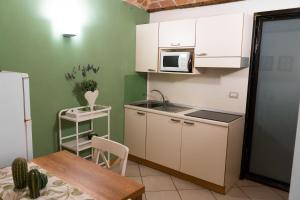 Η κουζίνα ή μικρή κουζίνα στο Appartamento San Brunone +9 φωτογραφίες