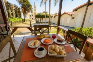 - un plateau de nourriture sur une table sur un balcon dans l'établissement Vila da Praça Pousada, à Capitólio