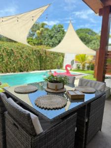 einen Tisch mit Kuchen neben einem Pool in der Unterkunft 3 Priv Pool Priv Villas Oya Escape BBQ Parking SURFCITY in Tamanique