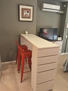 a desk with a chair and a television in a room at Torre Esmeralda 740 in Buenos Aires