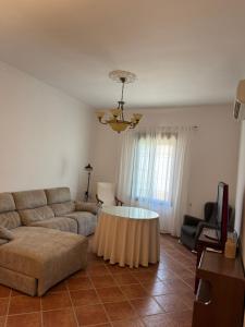 ein Wohnzimmer mit Sofa und Tisch in der Unterkunft Casa Indalo in La Puebla de los Infantes