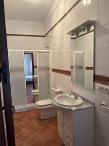 ein Badezimmer mit Waschbecken, Toilette und Spiegel in der Unterkunft Casa Indalo in La Puebla de los Infantes + 27 Fotos