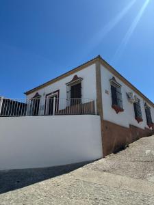 ein weißer Zaun vor einem Haus in der Unterkunft Casa Indalo in La Puebla de los Infantes