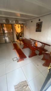 a room with wooden benches in a room at Duplex sanber country in San Bernardino