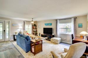 Una sala de estar con un sofá azul y un televisor en Traveling Nurses Welcome! Peaceful Home in Arcadia, en Arcadia