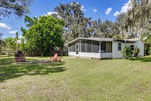 una casa con una silla roja en un patio en Traveling Nurses Welcome! Peaceful Home in Arcadia, en Arcadia