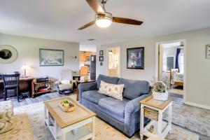 Una sala de estar con un sofá azul y una mesa. en Traveling Nurses Welcome! Peaceful Home in Arcadia, en Arcadia