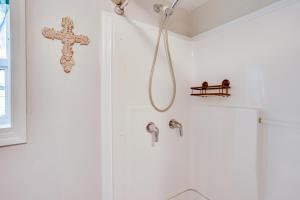 y baño con ducha y una cruz en la pared. en Traveling Nurses Welcome! Peaceful Home in Arcadia, en Arcadia 21 fotos más