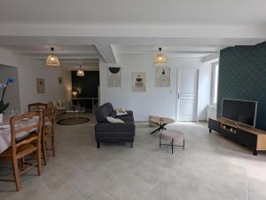 TV a/nebo společenská místnost v ubytování Charmante maison charentaise avec jardin privé et parking à Challignac - FR-1-653-281