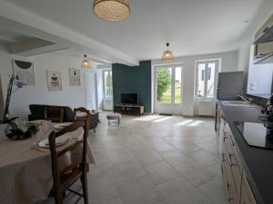 Kuchyň nebo kuchyňský kout v ubytování Charmante maison charentaise avec jardin privé et parking à Challignac - FR-1-653-281