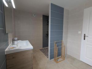 Koupelna v ubytování Charmante maison charentaise avec jardin privé et parking à Challignac - FR-1-653-281 + 27 fotografií
