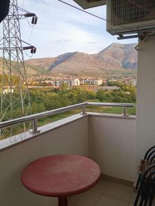 ein Tisch auf einem Balkon mit Blick auf die Berge in der Unterkunft Maša&Marko in Trebinje