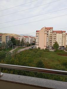 ein Blick auf eine Stadt von einem Balkon in der Unterkunft Maša&Marko in Trebinje + 1 Foto
