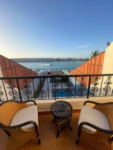 a balcony with chairs and a view of the ocean at دره العروس فيلا الروز للعائلات in Durat Alarous
