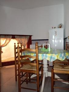 una cucina con tavolo e alcune sedie e una finestra di Casa Rural Labrucena ad Abrucena Altre 2 foto