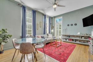 Una televisión o centro de entretenimiento en Old America by Lucky Savannah