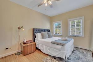 Una cama o camas en una habitación de Old America by Lucky Savannah