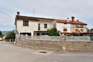a stone fence in front of a house at Apartment Martelina in Manjadvorci