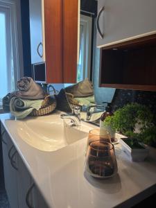 een badkamermeubel met een wastafel en een spiegel bij Komfort og stil-perfekt for ferie og jobb in Gjøvik