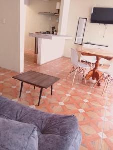 a living room with a couch and a table and chairs at Lindo departamento in Toluca