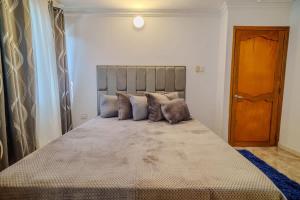 Postel nebo postele na pokoji v ubytování 4 Bedroom Villa - Minutes to Walled City