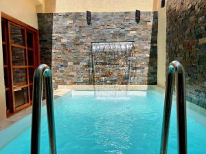 Bazén v ubytování 4 Bedroom Villa - Minutes to Walled City nebo v jeho okolí