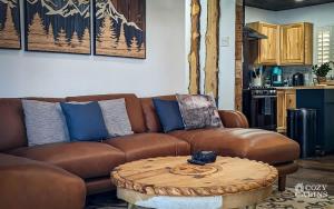 Sala de estar con sofá marrón y mesa de centro en Yvonnies-Super Cool Convenient Comfy & Renovated Cabin, en Ruidoso