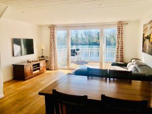 Μια τηλεόραση ή/και κέντρο ψυχαγωγίας στο Spring lake lodge