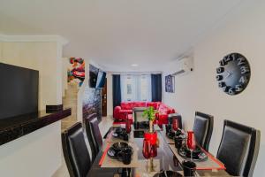 TV a/nebo společenská místnost v ubytování 3 Bedroom Luxury Villa - Minutes to Walled City