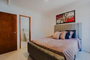 Postel nebo postele na pokoji v ubytování 3 Bedroom Luxury Villa - Minutes to Walled City